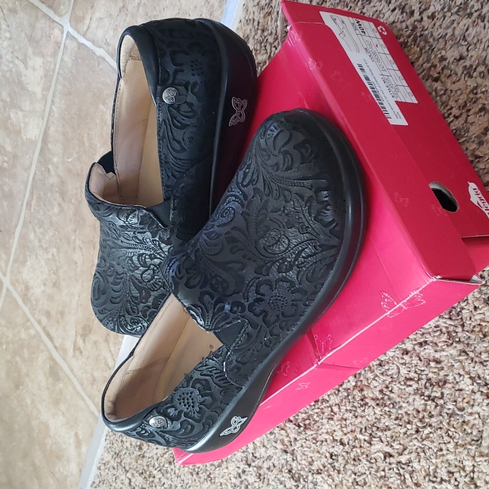 Alegria Keli Black Embossed Paisley Professional show